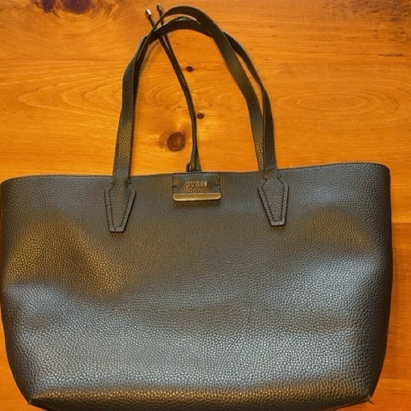 Guess two in one handbag….plus the inside bag is reversible - Picture 6 of 15